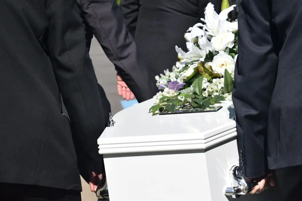 Quando a pessoa morre ela vê seu velório