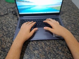 Mãos teclando no notebook