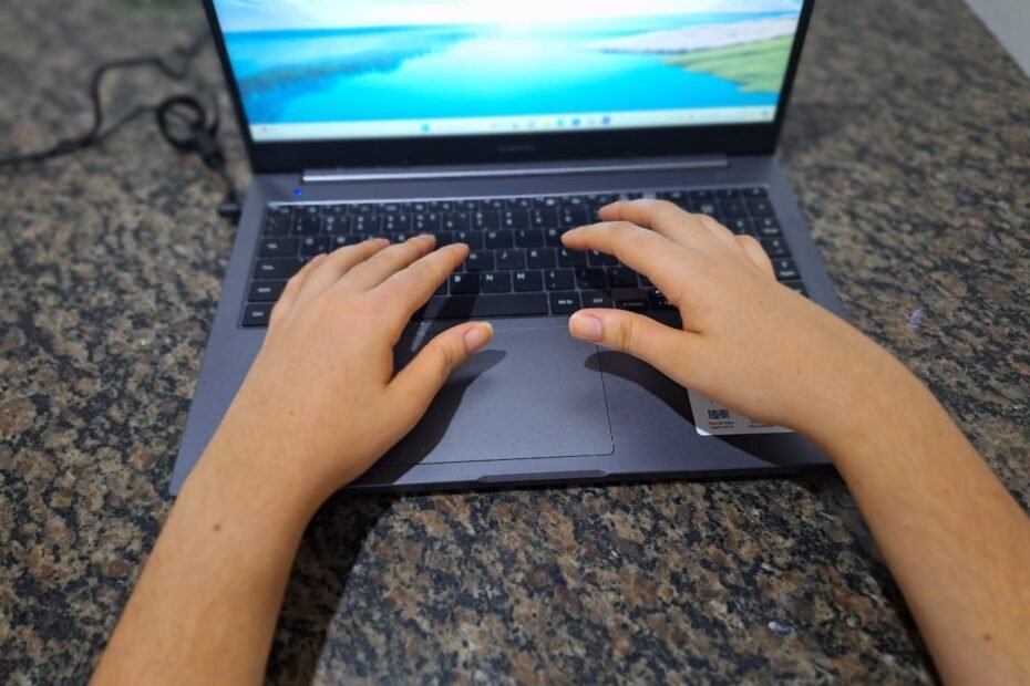 Mãos teclando no notebook