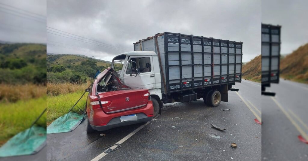 Mãe e filho morrem em colisão entre carro e caminhão na BA-262, no sul da Bahia