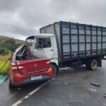 Mãe e filho morrem em colisão entre carro e caminhão na BA-262, no sul da Bahia